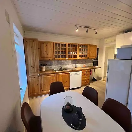 Cozy Apartement Near The Center. 5 Bedrooms *