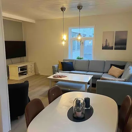 Cozy Apartement Near The Center. 5 Bedrooms Διαμέρισμα